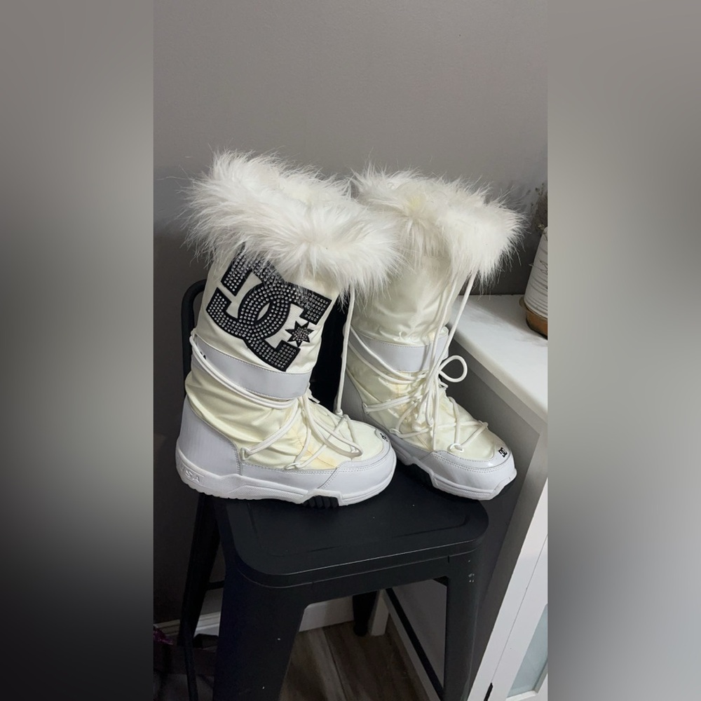 White DC Chalet Furry Boots - Picture 2 of 7